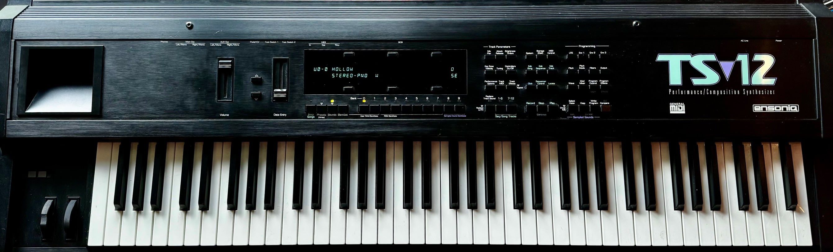 楽器、器材 ENSONIQ TS12 シンセサイザー 動作品 ハードケース付き